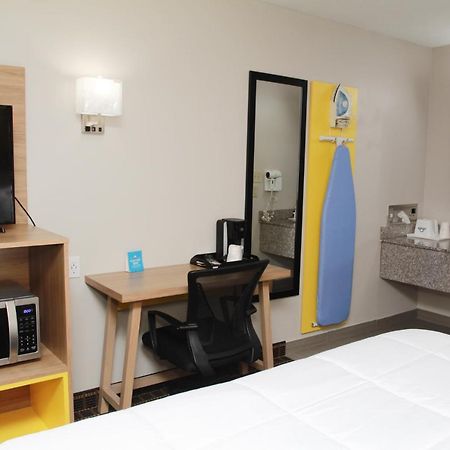 Days Inn By Wyndham Forest Eksteriør billede