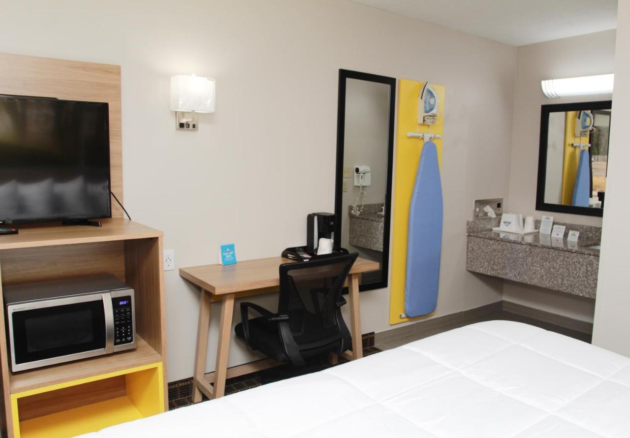 Days Inn By Wyndham Forest Eksteriør billede
